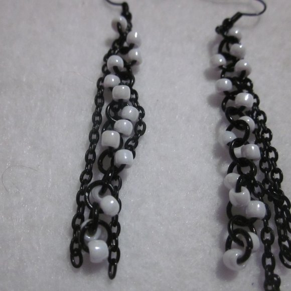 Black and White Chain Link Seed Bead Earrings. - Picture 2 of 4